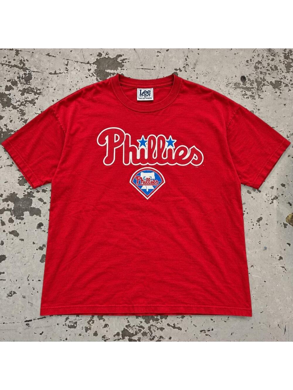 Beautiful embroidered vintage 1990s Philadelphia Philadelphia Phillies T-shirt.